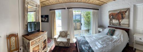 De la Fontaine guest cottage and Pool view luxury suite tesisinde bir oturma alanı