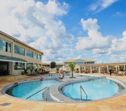 una gran piscina en medio de un edificio en Villa Borghese Lacqua III, en Caldas Novas