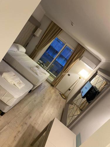 een kamer met 2 bedden en een televisie. bij FİFTY5 SUİTE HOTEL in Marmaris