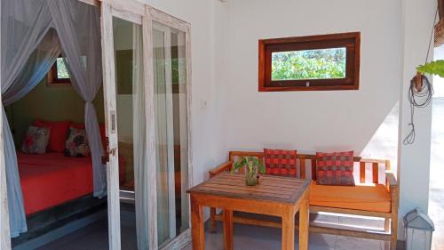 艾湄灣的住宿－Black Sand hostel Amed，客厅配有沙发和桌子