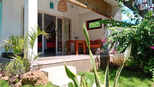 Κήπος έξω από το Black Sand hostel Amed