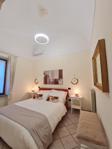 sypialnia z dużym łóżkiem i lustrem w obiekcie B&B Nonna Gianna w mieście Pompeje