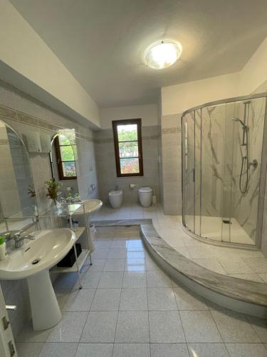 Ένα μπάνιο στο Villa Elisa
