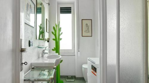 bagno bianco con lavandino e servizi igienici di La Solatia a Zoagli