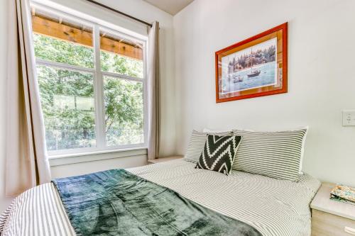 1 dormitorio con cama y ventana en Owl Creek Studio en Stevenson