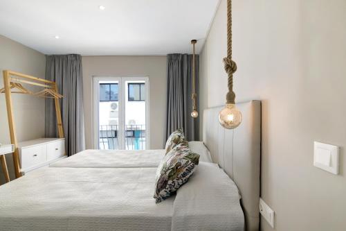 - une chambre avec un lit et une fenêtre dans l'établissement A Casa da Elsa, à Faro