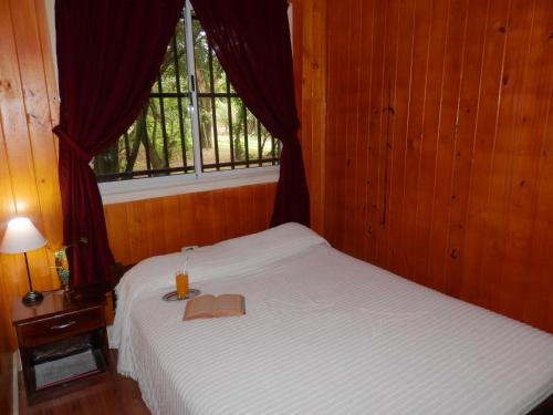 Ένα ή περισσότερα κρεβάτια σε δωμάτιο στο Cabañas Los Timbó