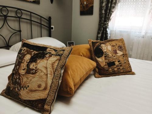 - un lit avec 2 oreillers dans l'établissement Tivoli Mood House, à Tivoli