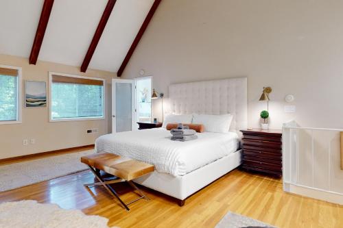 um quarto com uma cama branca e uma mesa em Green Gables em Lake Oswego