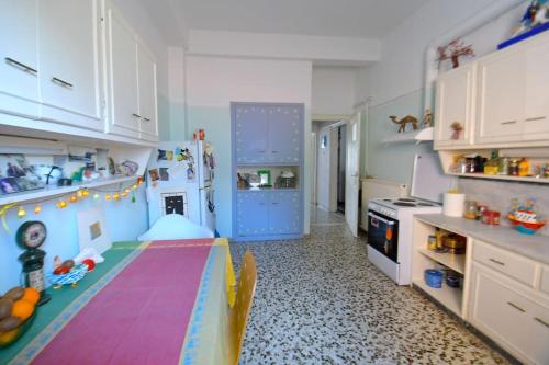 een keuken met een speelkamer met een tafel erin bij Sevasti Rafina in Rafina