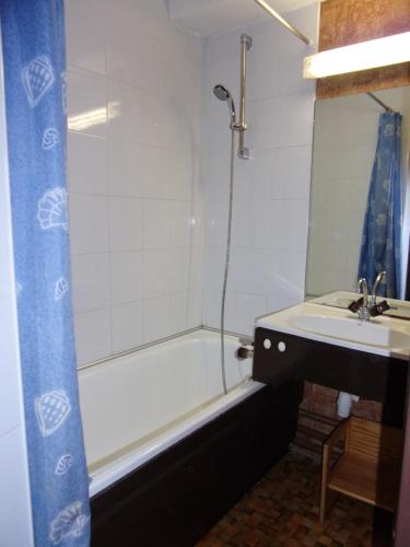 une salle de bain avec une baignoire, un lavabo et une douche dans l'établissement Agréable appartement proche Funiculaire, à Bourg-Saint-Maurice