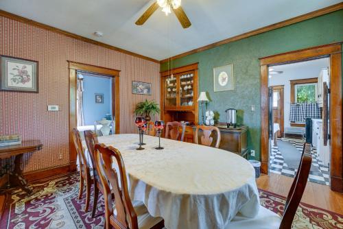 Imagen de la galería de Dtwn Victorian Home - 1 Mi to Lake Michigan Beach!, en Manistee
