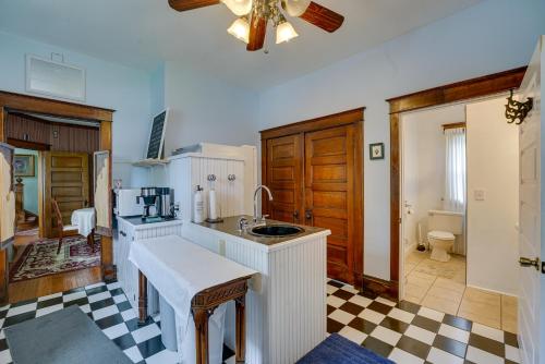 una cocina con fregadero y encimera en Dtwn Victorian Home - 1 Mi to Lake Michigan Beach!, en Manistee