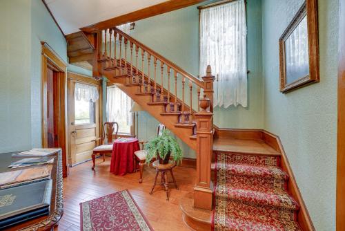 Imagen de la galería de Dtwn Victorian Home - 1 Mi to Lake Michigan Beach!, en Manistee