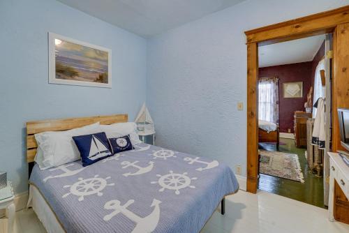 Cama o camas de una habitación en Dtwn Victorian Home - 1 Mi to Lake Michigan Beach!