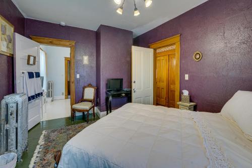 Cama o camas de una habitación en Dtwn Victorian Home - 1 Mi to Lake Michigan Beach!
