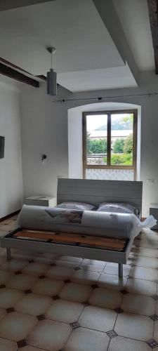 un letto grande in una stanza con una finestra di Ferry House a La Spezia