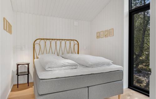 Postel nebo postele na pokoji v ubytování Cozy Home In Ls With Kitchen