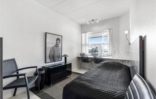 a bedroom with a bed and a desk in it at Fanø Bad, Lejl 107 in Fanø