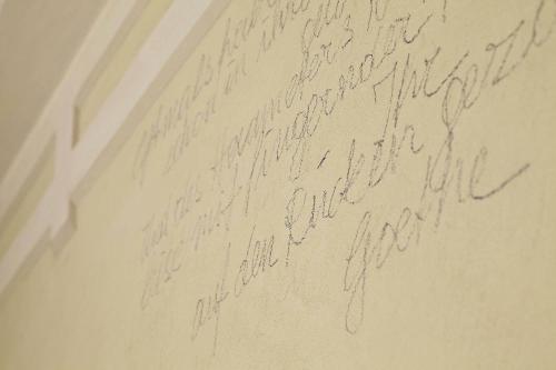 a piece of handwriting on the side of a wall at Maratscher Kunst & Kulturhotel in Lagundo