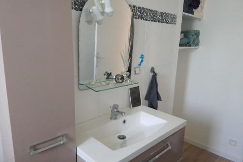 Ένα μπάνιο στο Spacious and cosy 80 m house located in Séné