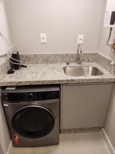 une cuisine avec un évier et un lave-vaisselle dans l'établissement Maravilhoso frente mar, à Balneário Camboriú