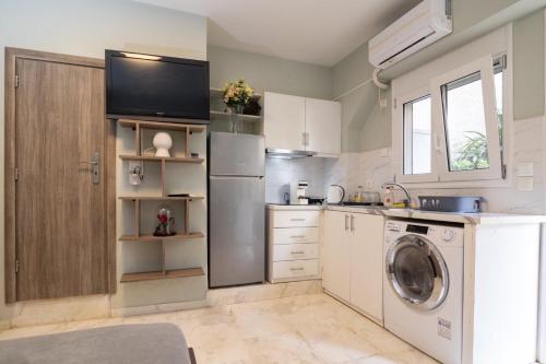 Kuchyň nebo kuchyňský kout v ubytování AIOLOS LUXURY alimos quiet apartment 1