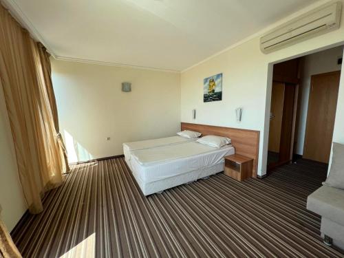 una camera d'albergo con letto e finestra di Hotel Lalov Egrek a Lozenets