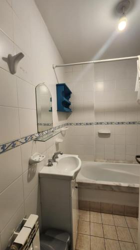 ein Badezimmer mit einem Waschbecken und einer Badewanne in der Unterkunft Departamento Shoping Alto Noa in Salta