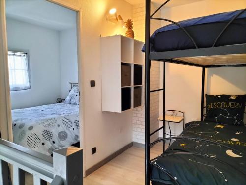 - une petite chambre avec des lits superposés dans l'établissement Maison camargaise, à Gallargues-le-Montueux