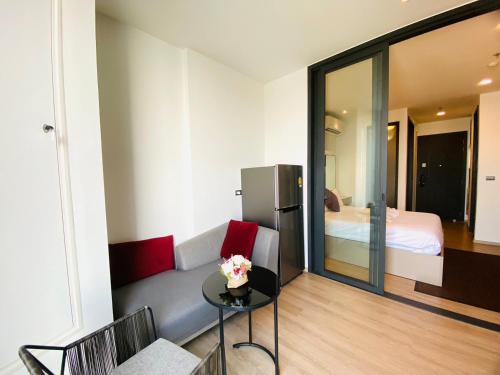 a room with a couch and a table and a bed at Edge Central Pattaya Vip Condo in Pattaya Central