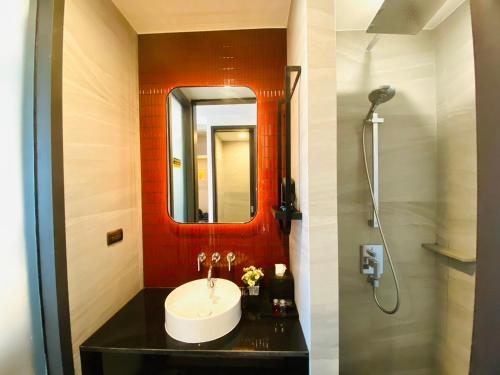 a bathroom with a sink and a mirror at Edge Central Pattaya Vip Condo in Pattaya Central