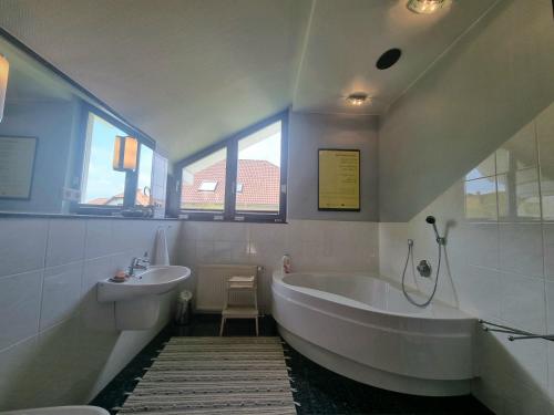 a bathroom with a tub and a sink at Im Herzen Deutschlands! 10 Per. Garten Grill Trampolin familienfreundlich Gruppen Teambuilding in Kaufungen