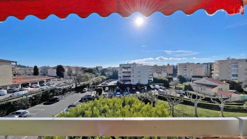 uma vista de uma cidade de uma varanda em Le Maxime em Sainte-Maxime