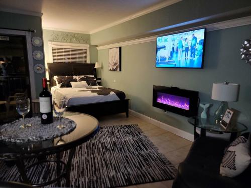 um quarto com uma cama e uma televisão na parede em The Palace 1004 em Myrtle Beach