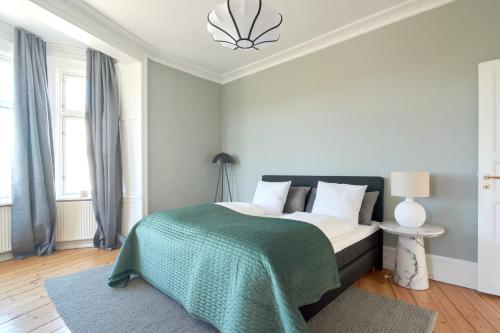 Postel nebo postele na pokoji v ubytování 4 Bedroom apt close to CPH Zoo & City Centre