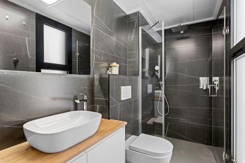 a bathroom with a toilet and a sink and a shower at Elegance Apartment Junogu in San Pedro del Pinatar