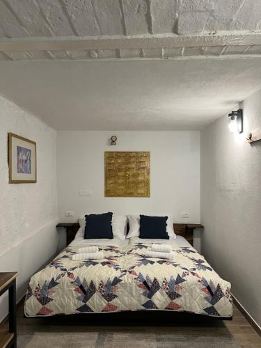 1 dormitorio con 1 cama en una habitación blanca en Slovenian House Vida en Bled