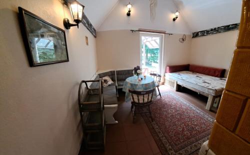 salon ze stołem i kanapą w obiekcie Śródziemie Rohan w mieście Leśno