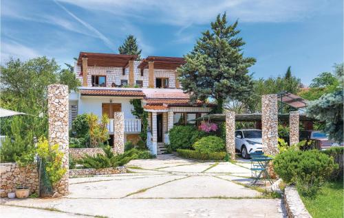 Vườn quanh Lovely Home In Rogoznica With Jacuzzi