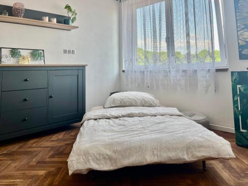 sypialnia z łóżkiem i oknem w obiekcie Apartmán Monstera w mieście Kolín