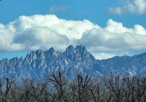 Ein allgemeiner Bergblick oder ein Berglick von des Ferienhauses aus