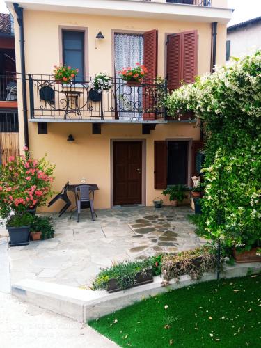 a patio in front of a house with a balcony at IL CORTILETTO - Verduno in Verduno