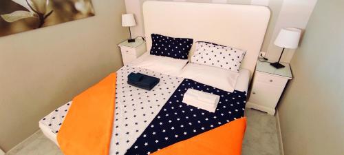 - une petite chambre avec un lit avec des points de polka dans l'établissement Apartamento Naranja, incredible ocean view, à Puerto de Santiago