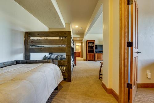 Двуетажно легло или двуетажни легла в стая в Mountain Getaway with Deck Less Than 1 Mi to Granby Ranch!