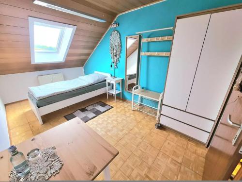 Ferienwohnung Waldengel في باد أباخ: غرفة صغيرة بها سرير وطاولة