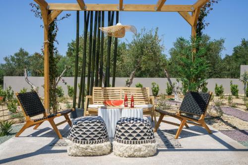 un patio con mesa y 2 sillas en Modern Family Villa Leba with Private Pool & BBQ, en Agios Dimitrios