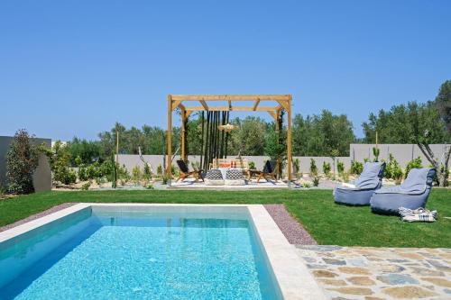 una piscina en un patio con cenador en Modern Family Villa Leba with Private Pool & BBQ, en Agios Dimitrios