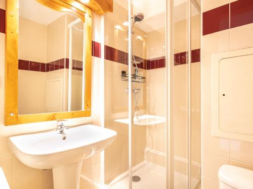 a bathroom with a sink and a shower at V du Bachat - A21 Arolles - Appart spacieux 8pers in Chamrousse
