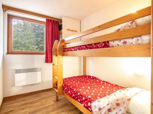 a bedroom with two bunk beds and a window at V du Bachat - A21 Arolles - Appart spacieux 8pers in Chamrousse
